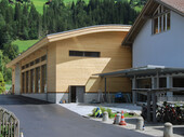 La salle polyvalente de la Lenk se trouve juste à côté du bâtiment scolaire dans le village.