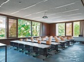 A lot of wood: pleasant atmosphere in the classroom