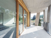 Opposition : une habitation en bois rencontre un avant-corps en béton