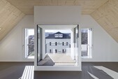 Vue depuis le balcon avec atrium intérieur