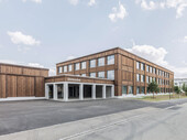 Der Schulkomplex, eine Hybridkonstruktion aus Holz und Beton, bietet viel Platz für die Schüler