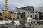 Aufgerichtete Innenwandelemente mit den vorbereiteten Aussparungen für die vielen Installationen