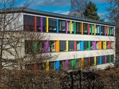Das Schulgebäude aus den 1950er Jahren wurde um ein Stockwerk erhöht. Dank Holz: Die Schülerinnen und Schüler haben jetzt deutlich mehr Platz