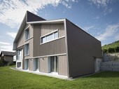 La façade est en bois prégrisé d'épicéa et de sapin