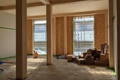 Dahinter entsteht der neue Holzbau.