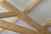 Detailsicht auf die innenliegende Bockkonstruktion des Holzfachwerks