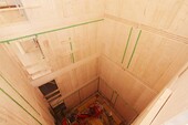 Le noyau de la cage d'escalier est en place. Le béton liquide est coulé ultérieurement