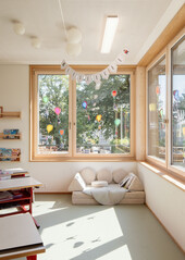 Salle de classe éclairée par une fenêtre d'angle