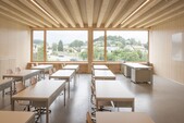 Klassenzimmer aus Holz
Foto ©Primula Bosshard
