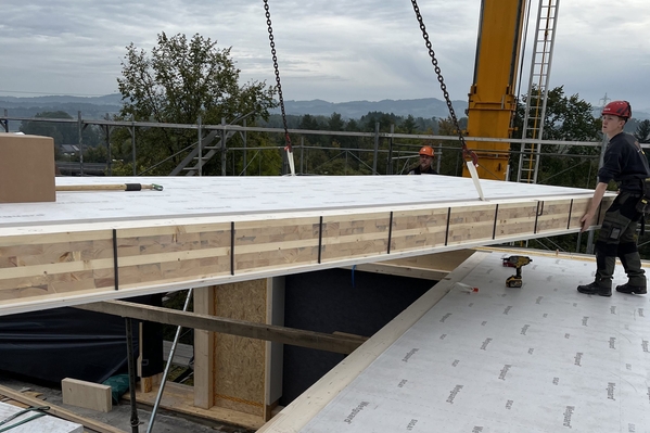 Längsseitig vorbereitete CLT-Platte beim Aufrichten vor TS3 Fugenverguss.