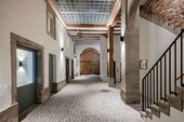 Zweigeschossiger Eingangsbereich im Mittelteil