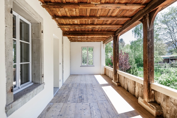 Pergola sur le côté sud du bâtiment