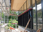 Overhanging floor slab in the area of the entrance