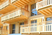 Façade avec balcons, photo Wenger Fenster Wimmis