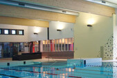 Vue intérieure contre la piscine d'apprentissage