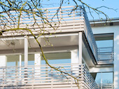 Vue depuis le balcon autour de l'angle du bâtiment (photo : René Rötheli, Baden)